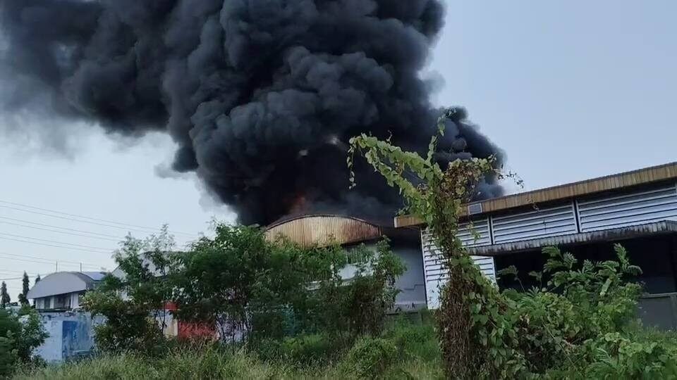 泰国新闻 【沙没沙空府油漆厂发生火灾】出动10辆消防车扑救 火势约一小时后得到控制 附近四个仓库受威胁 存放油漆稀释剂增加灭火难度 无人员伤亡