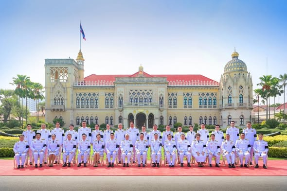 泰国新一任内阁成员宣誓就职