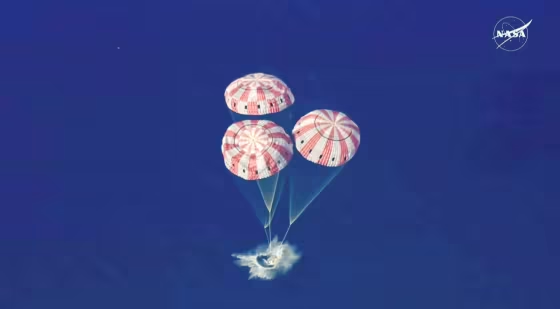 美载人绕月飞船溅落在预定海域