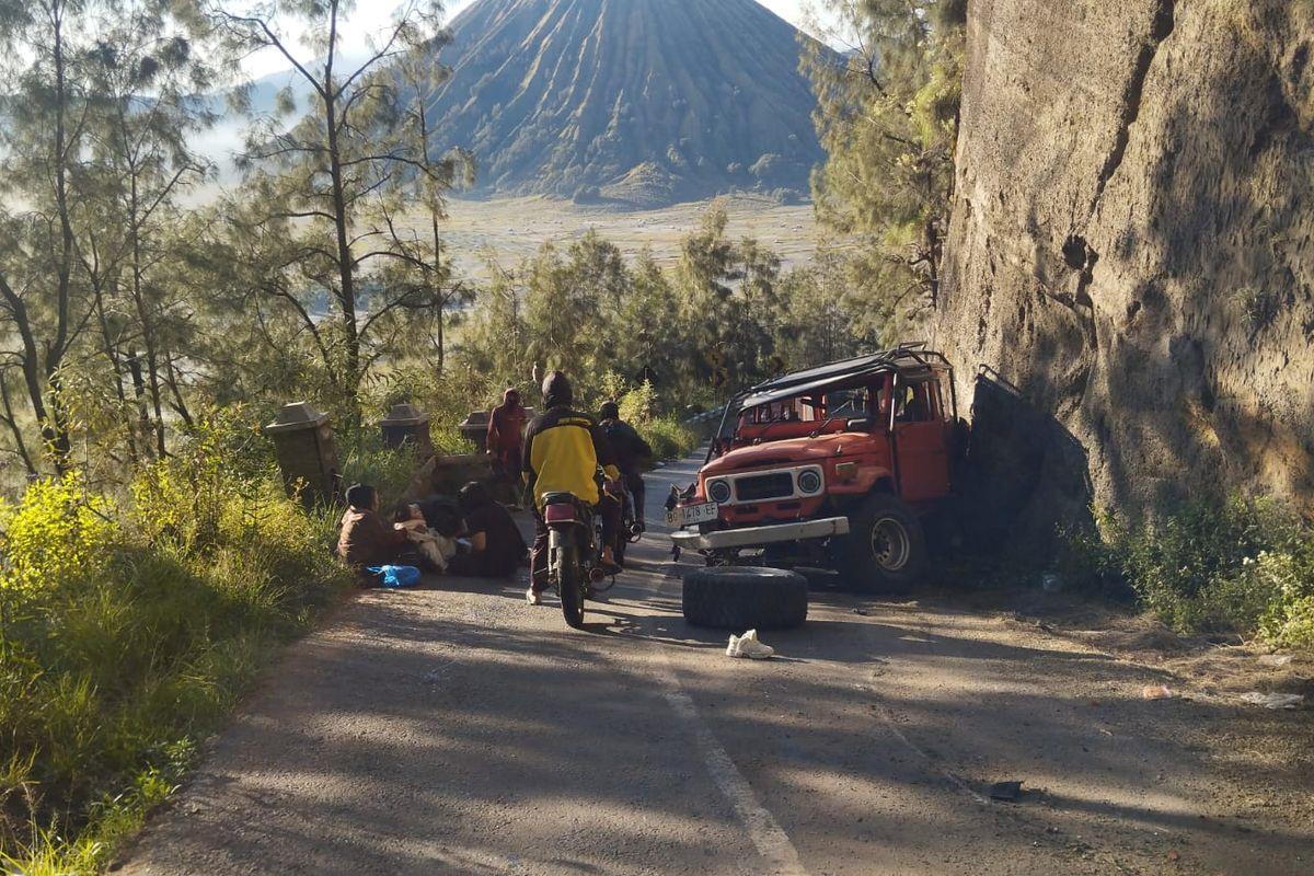 印尼布罗莫火山一车辆发生交通事故 已致2死3伤