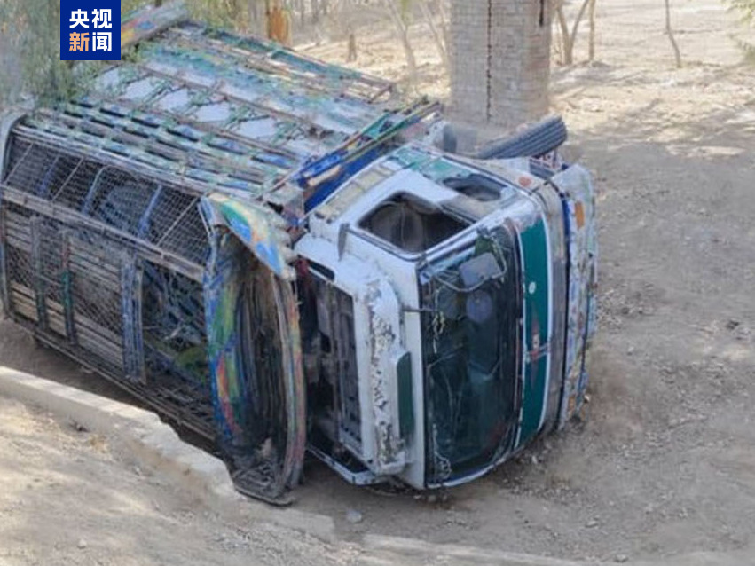 阿富汗一卡车翻车 已致18人死亡多人受伤