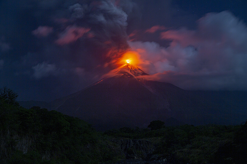 危地马拉富埃戈火山强烈喷发 周边省拉响红色警报