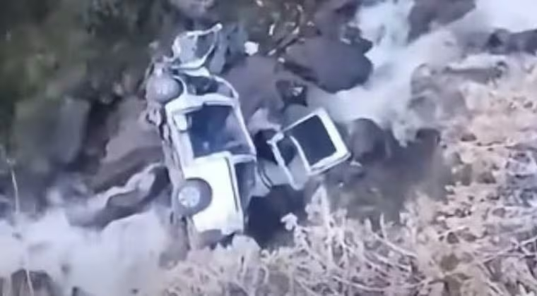 玻利维亚一辆小巴坠河 致10人死亡