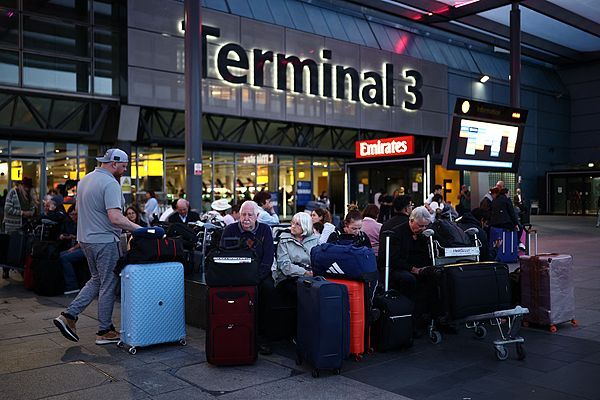 英国航班管理系统故障致1900多次航班被取消