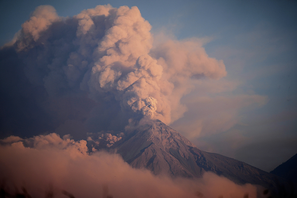 危地马拉富埃戈火山喷发 全国发布橙色警报
