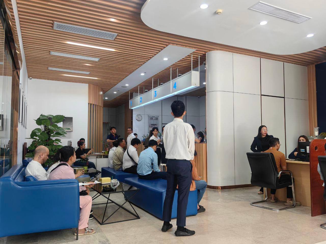 🎥曝光:#太子银行 客户取款成功 今天上午不少太子银行客户到莫尼旺大道的太子银行取款 顺利取现成功 少于500美元的直接转账到ABA 超过500美元 5万以下直接取现金 5万以上...