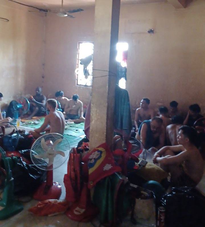 🎥曝光:#吐槽 #金边移民局 柬埔寨金邊移民局 都沒有地方睡覺都要坐著睡覺 拜託尊重一下人權一直坐著睡覺會死人的 難道是柬埔寨睡覺的方式改變了