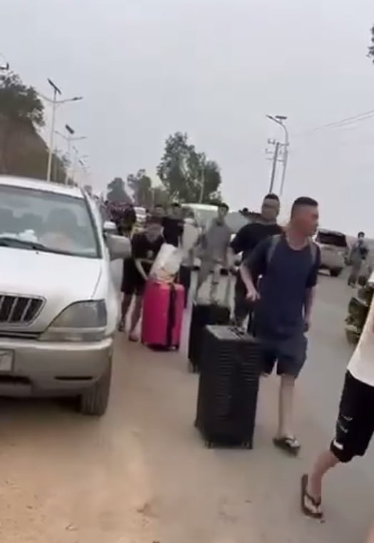 🎥曝光:#柬埔寨 #中国人 #波贝 到处都是流浪的中国人 波贝危矣 近日突然多家公司集体紧急撤离 大街上随处可见的人