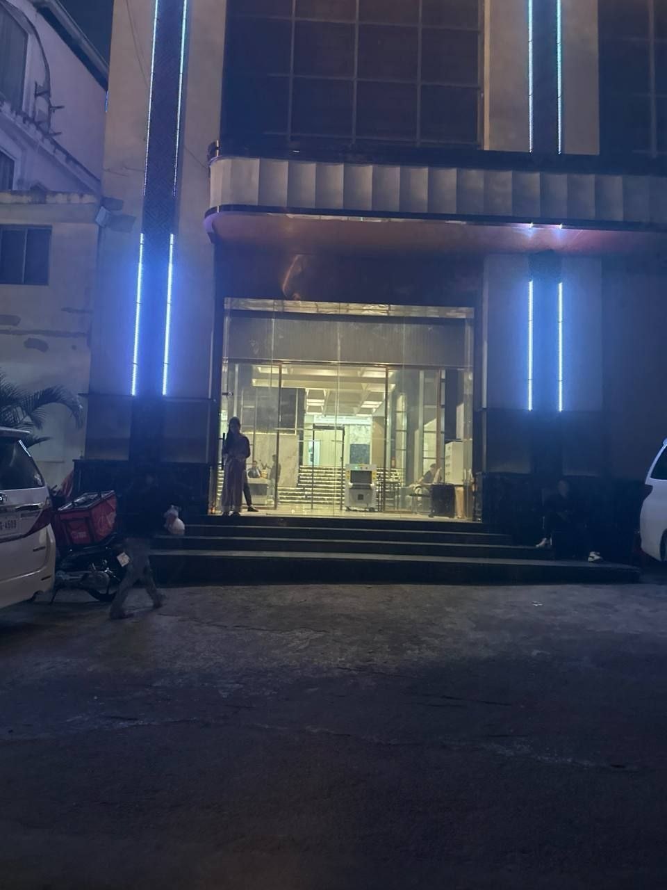 网友投稿:#柬埔寨西港码头 的格莱美酒店,聚集了大量高科技人员进行非法活动,人数多达三四百人