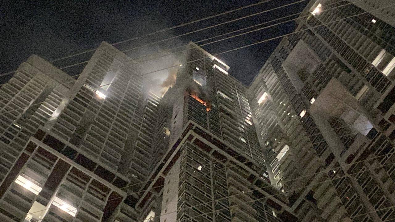 柬埔寨金边一公寓35层深夜起火:房间几近全毁,一名外国人受伤