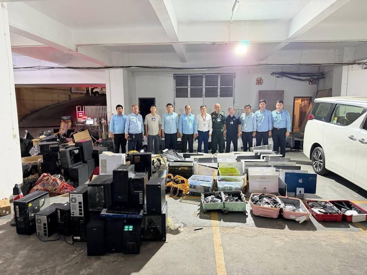 提前撤离?警方发现1500部手机