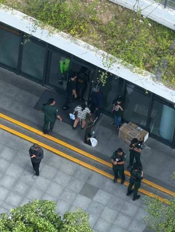 网友投稿:西港 星汇3-2有一堆宪兵在楼下开始突击检查了,在那边的注意了。