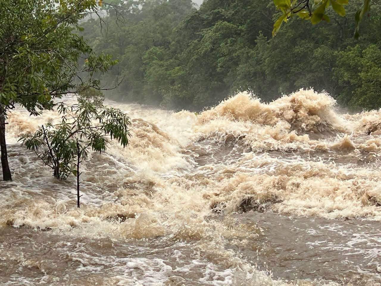 柬埔寨资讯:多地暴雨引发洪灾!西港发布洪水预警,磅士卑一桥梁被冲毁两人受困