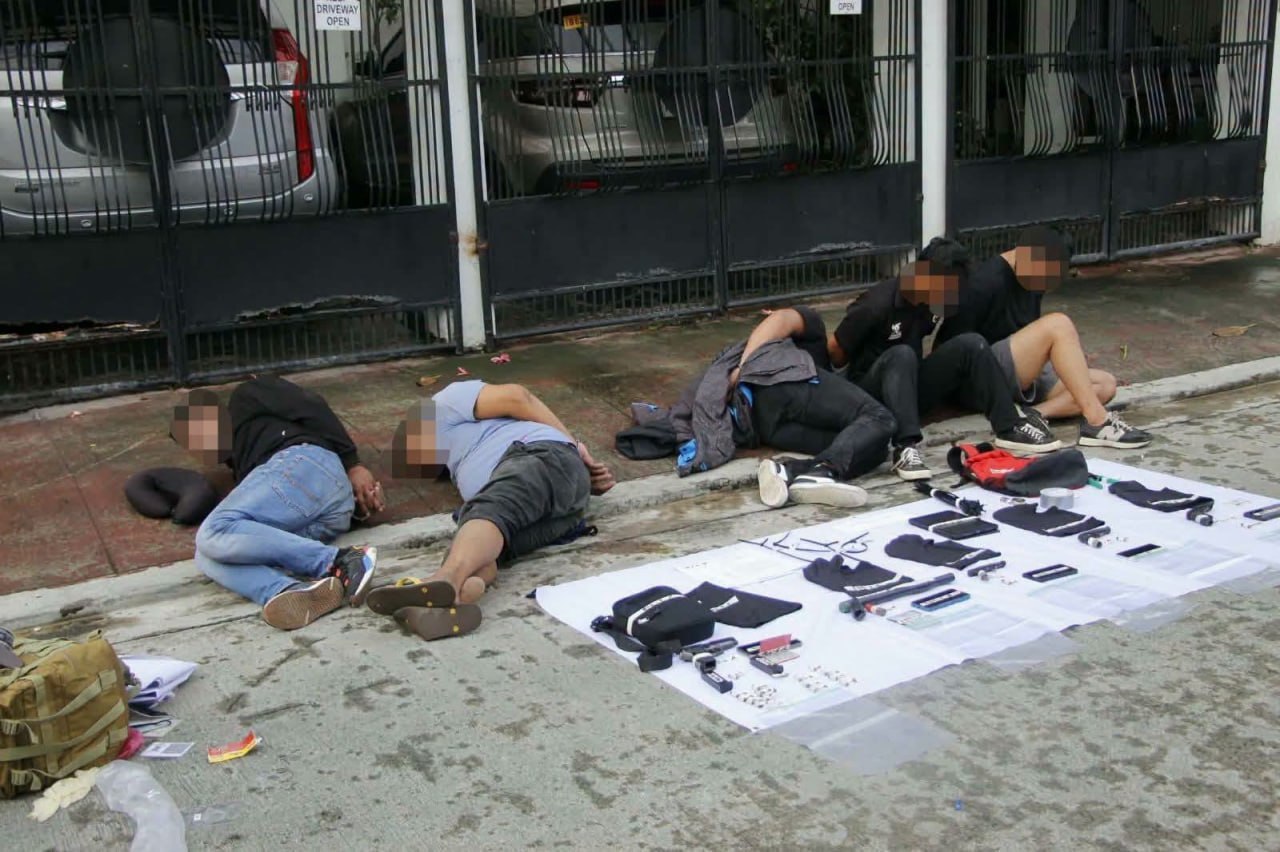 菲律宾资讯:5名男子冒充警察持枪闯民宅抢劫,伪造逮捕令行骗,另有4人在逃