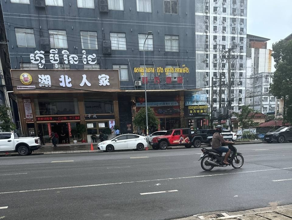 突袭检查:西港东方豪庭被围,楼下十几个宪兵突击检查。