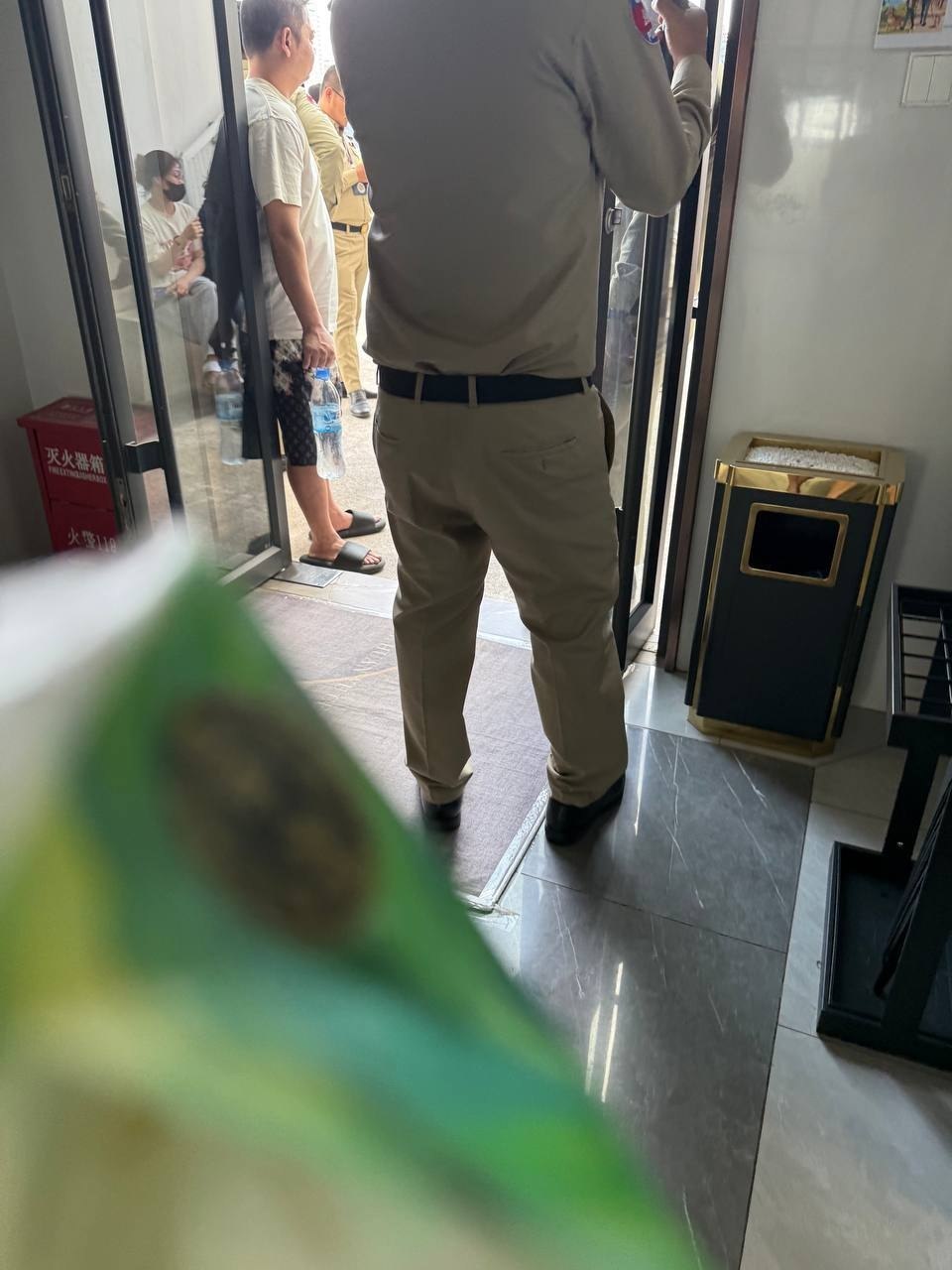 群友爆料:金边寰宇中心今天大检查,100多个警察,抓了20多个狗推。