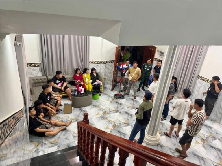 柬埔寨资讯:警方突袭木牌隐秘电诈窝点 逮捕8名越南籍嫌疑人