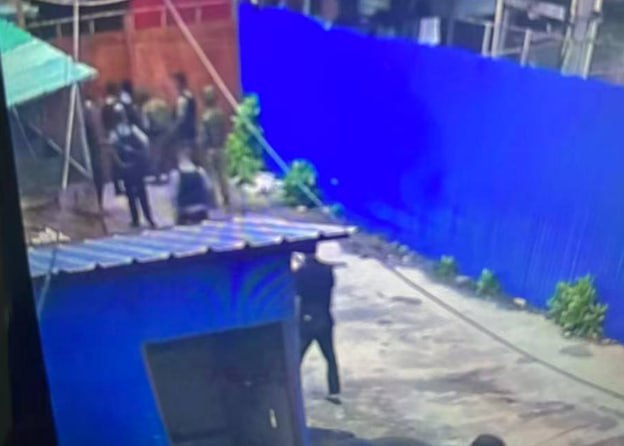 网友投稿:昨天缅甸木姐专座1号路,顶风作案偷着开工被举报后,警察上门检查,不知道有没有抓人。