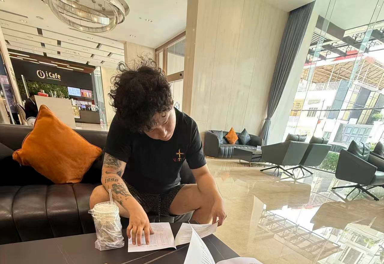 群友爆料:此人名为谢成明,来自于湖北荆州石首,长期呆在柬埔寨。