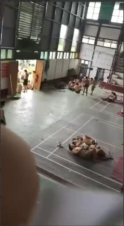 网友投稿:缅甸妙瓦底体育场,准备遣返的集中营现状,以天为被,席地而睡。