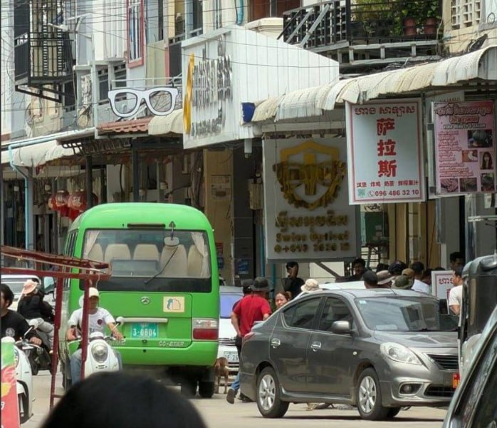 网友反馈:波贝有一个住处被围了了,现场已经有不少人被带走,具体情况还在确认中。