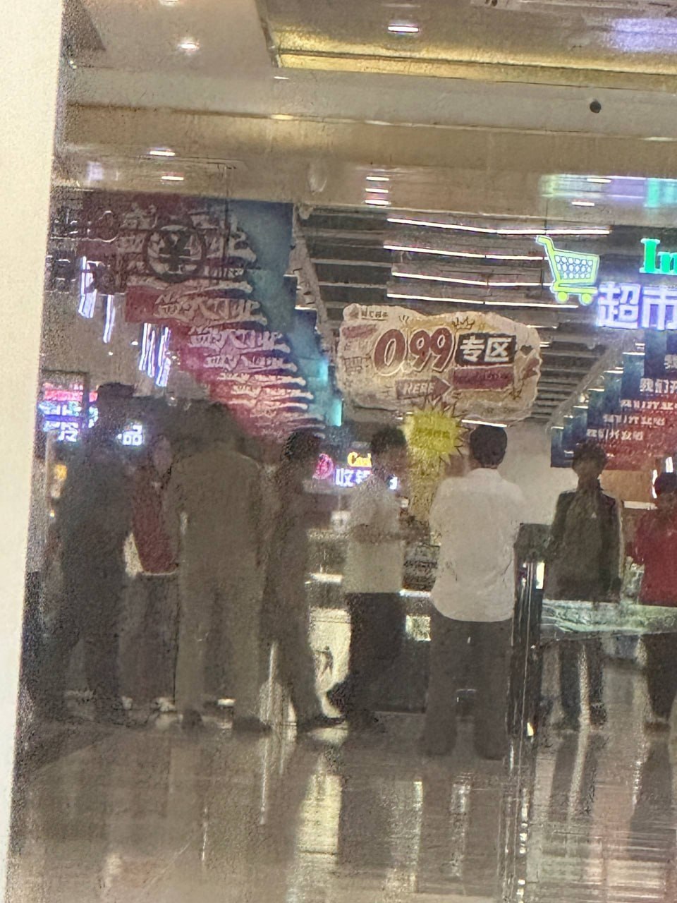 群友反馈:金边闽汇商场一楼有警察,正在检查护照。