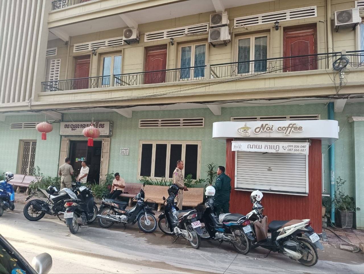 网友反馈 金边BKK1区 一酒店被警察上门查水表了 酒店门口有警察把守 看起来阵仗不小