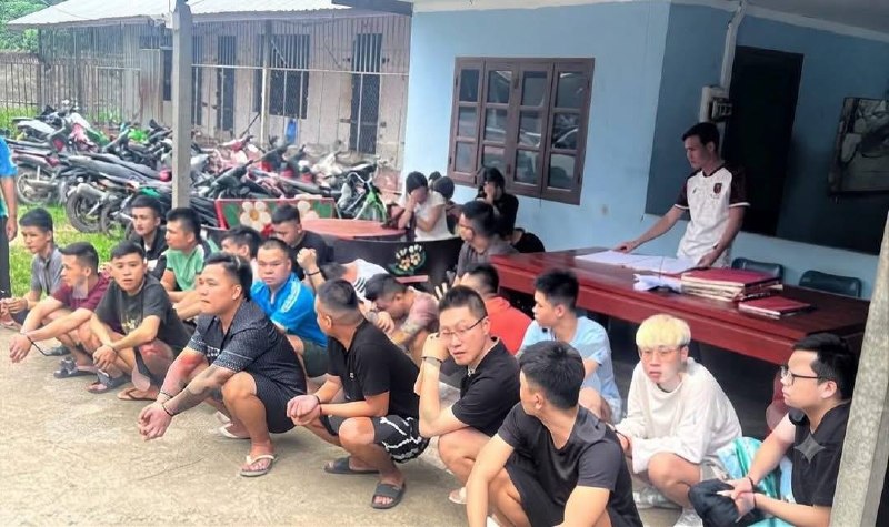 🇱🇦老挝纳赛通县警方在伊莱泰村抓获23名诈骗犯,缴获大量赃物