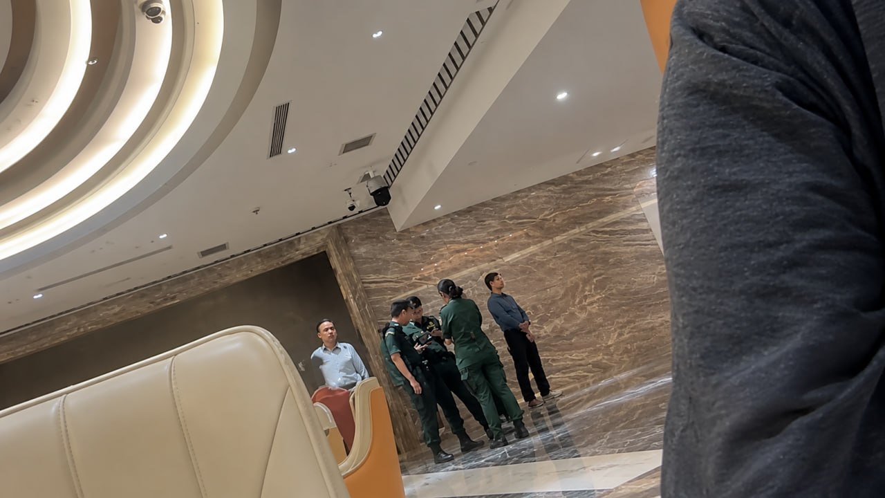 网友反馈:西港宝龙酒店有警察检查,现场已经被围起来了,附近的人注意避开。