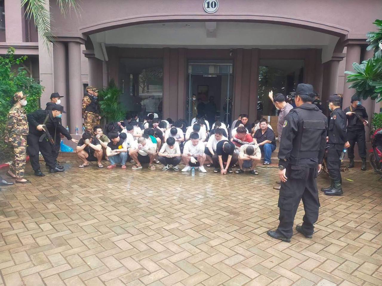 突袭万象市塔銮经济区诈骗团伙