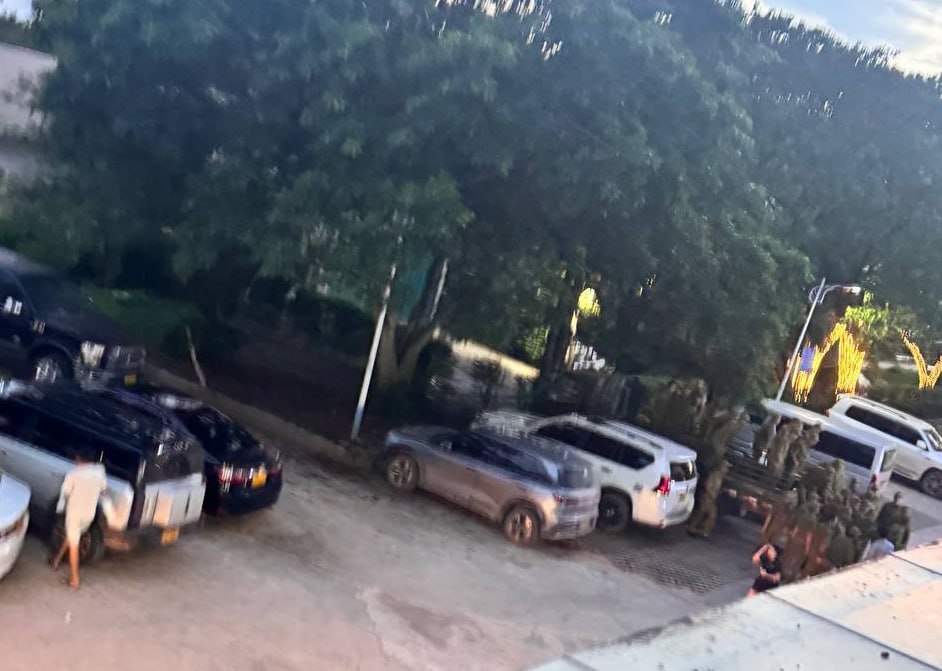 突发事件:老挝万象雅典公寓被围了,直接来了2卡车宪兵队。