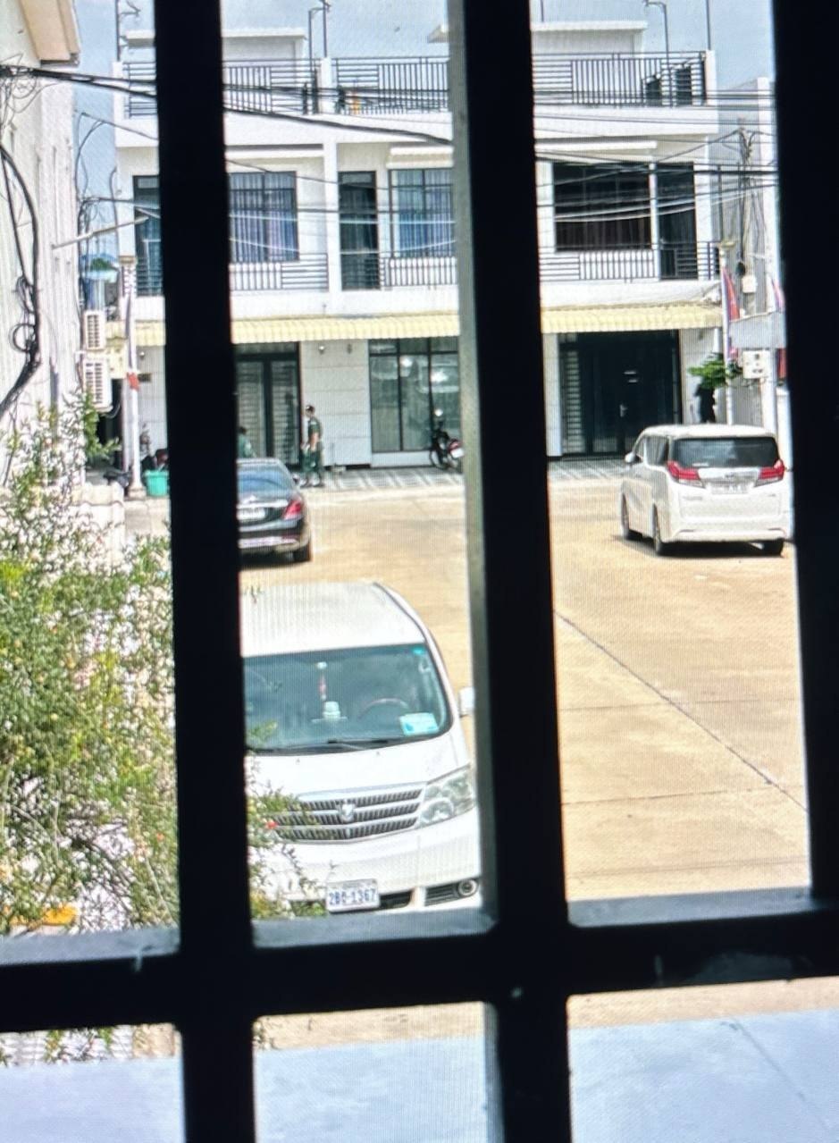 群友反馈:西港OB希尔顿别墅区附近 警察封锁了一个路口 里面有2栋联排被围了。