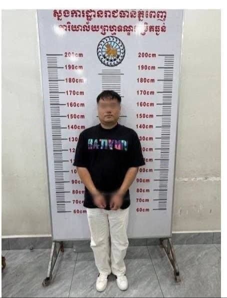 金边警方逮捕两名涉嫌敲诈勒索的中国籍嫌疑人