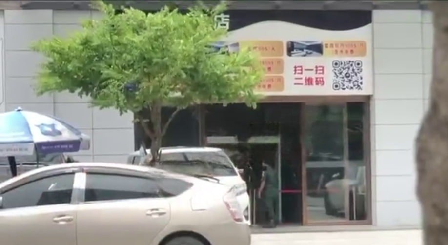 网友反馈:西港手佳江南和红玫瑰酒店被围了,警察已经进去了不少,看样子里面有违法活动。