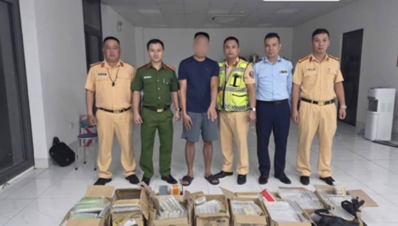 越南海关查获一大批走私iPhone,一共1217部!这批二手机,货源来自中国,总价值超过90亿越盾。
