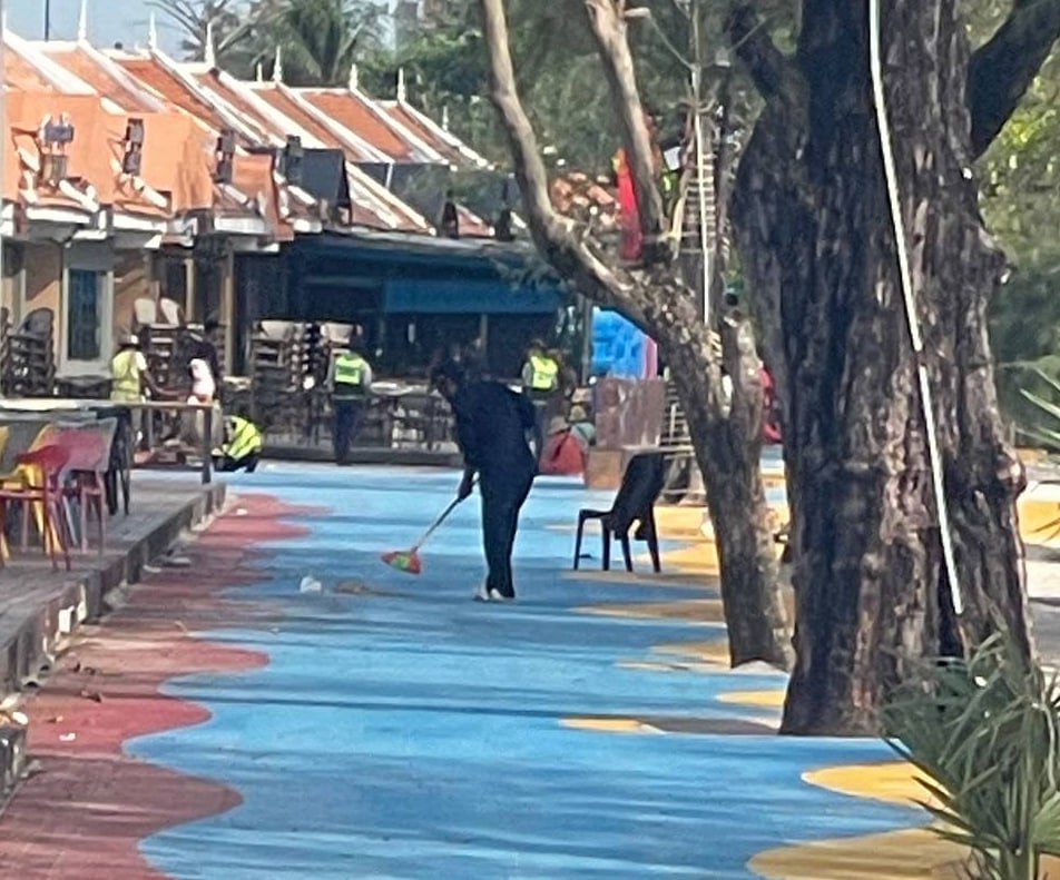 网友反馈:刚刚西港海边有宪兵队也在查护照劳工证之类的证件。