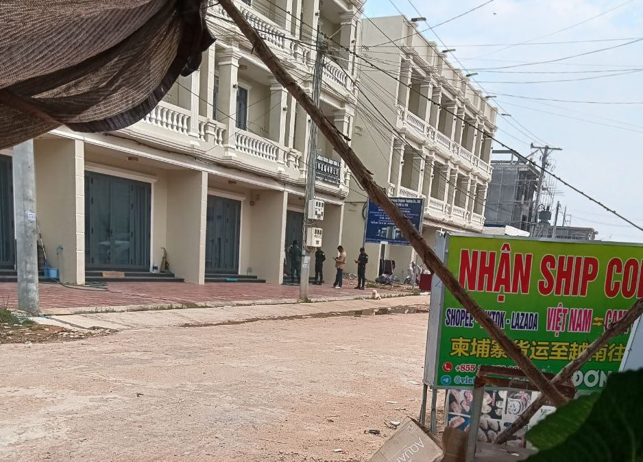 群友反馈:警方目前正在木牌区龙披街挨家挨户的进行房屋检查。