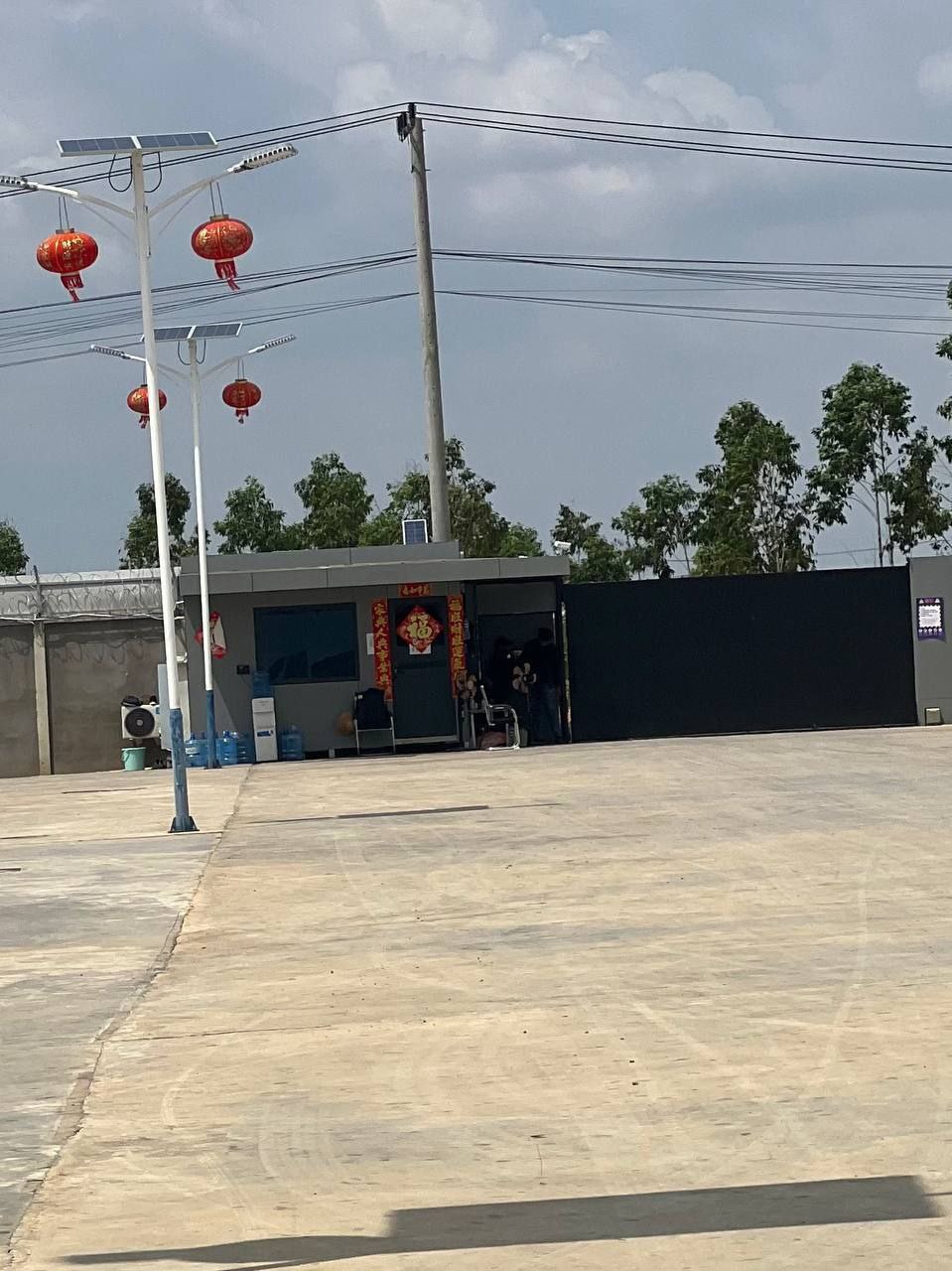 群友爆料:臭名昭著的波贝宝龙10园区,这个园区一直以来长期接受黑公司,里面的人一堆人无护照,或者是被卖来的。