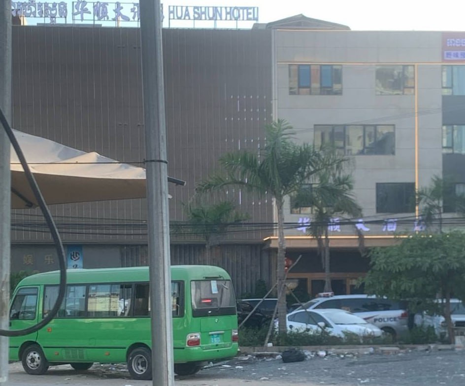 群友爆料:刚刚财通 开元大酒被宪兵队突袭了 大巴车多已经就位