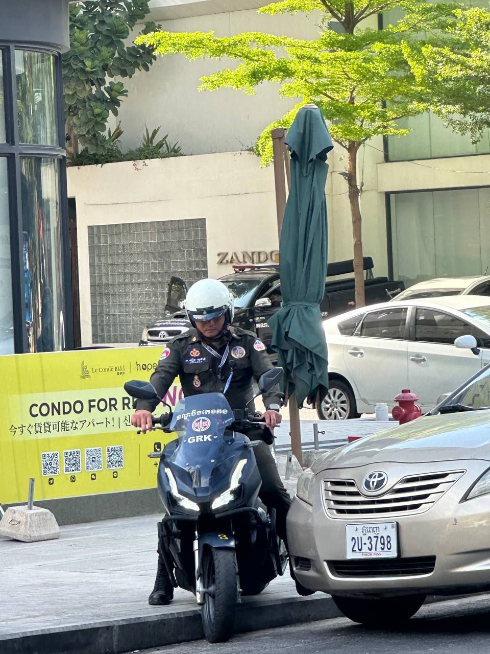 最新消息:今天下午柬埔寨联合执法包围了金边市万景岗分区57街352号拐角处的一栋建筑物。