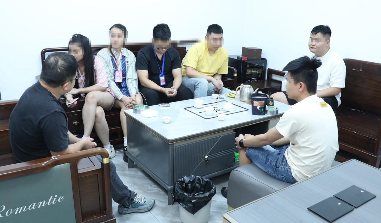 坐着喝茶的,应该是管理层