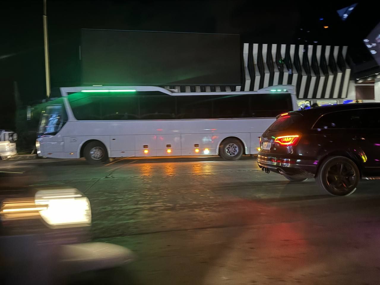 群友爆料:波贝园区大搬离,躲藏在MAX酒吧后面的一个KTV内部,现场四五辆大巴车都坐满了人。