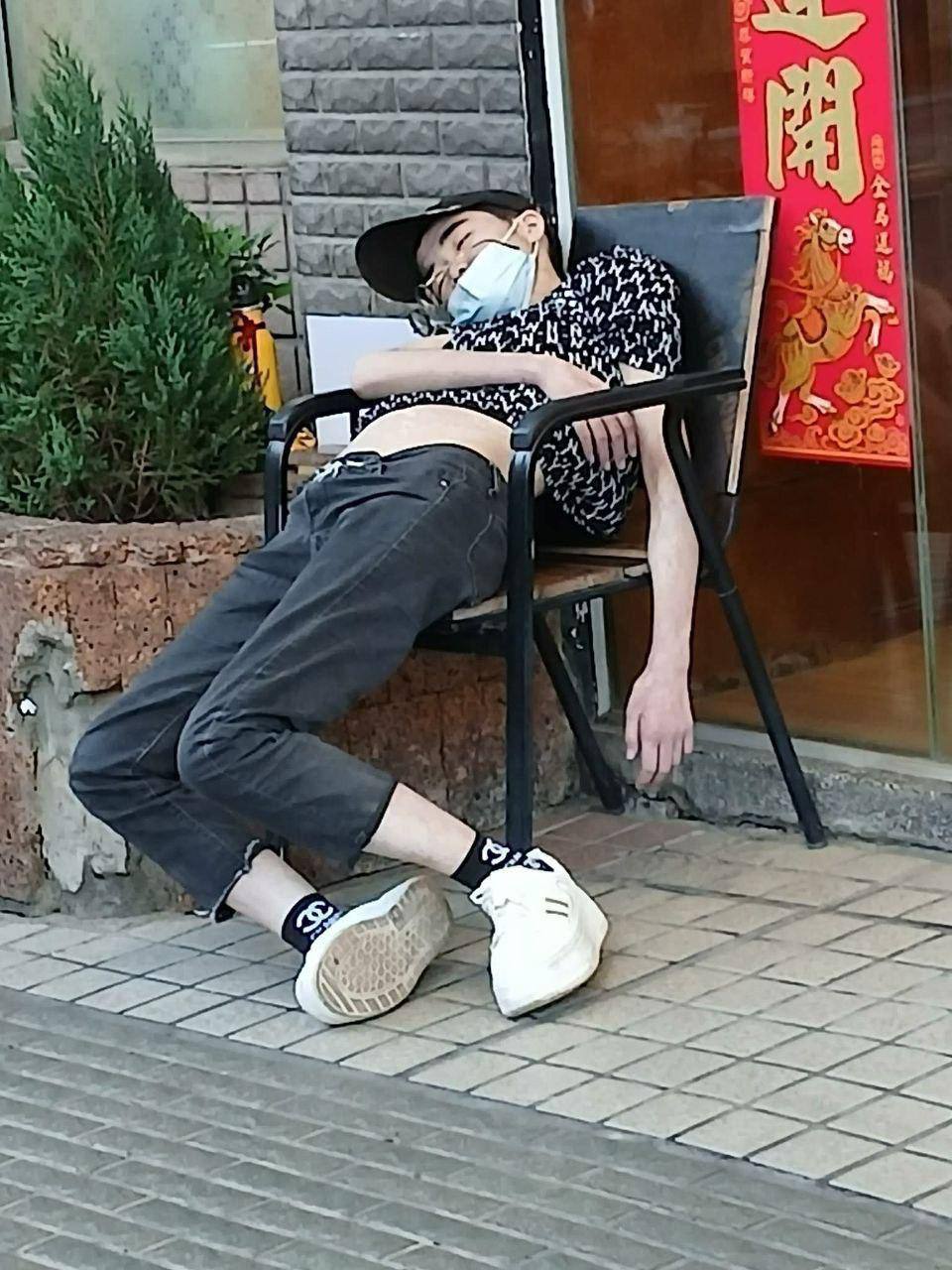 网友投稿:今晚,一年轻人突然倒毙在柬埔寨金边“中信酒店”门口,原因未知~~