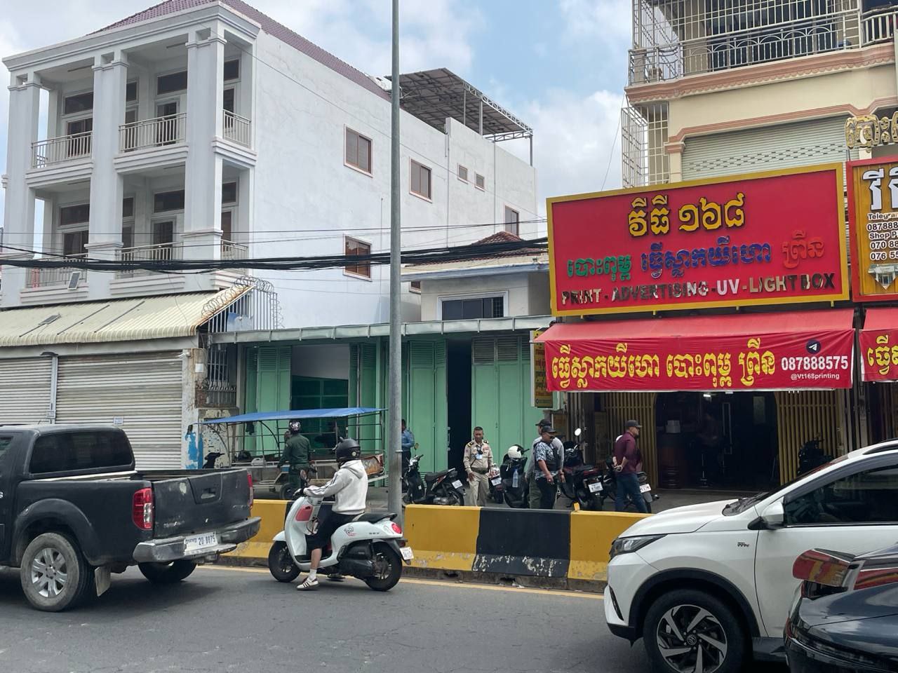 突发事件:🇰🇭金边数名武装人员警察包围了一栋公寓楼,目前尚不清楚发生了什么事。