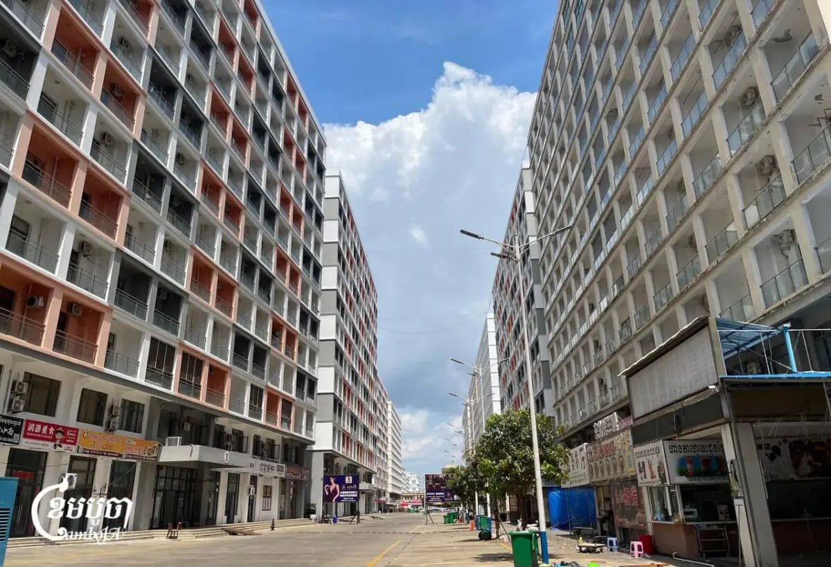 西港街头,那些等待园区重开的人。