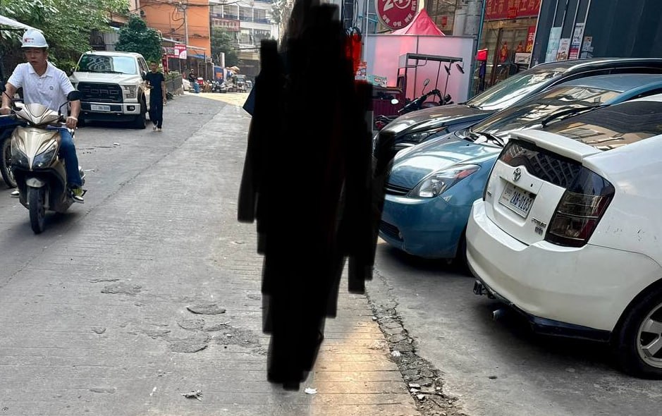 网友投稿: 西港南海这里,每天半夜都有七八个本地小孩子在这里拦路抢劫,只要看到中国人,就会有很多本地乞丐一样的围过来,抓衣服制造混乱,趁你不注意套你口袋钱,我是24号凌晨路过被搞的...