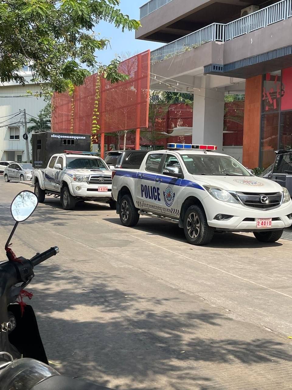 突发事件:警方突袭了金边市吐谷区的一栋网络公司大楼,逮捕了 20 多人。