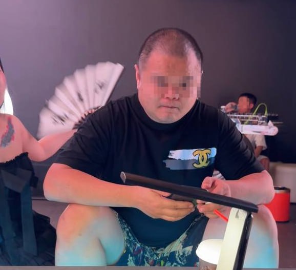 群友爆料:江水集团菩萨10公顷园区301办公室开始好好的,换了个主管大光头奋斗*一点逼毛都不懂