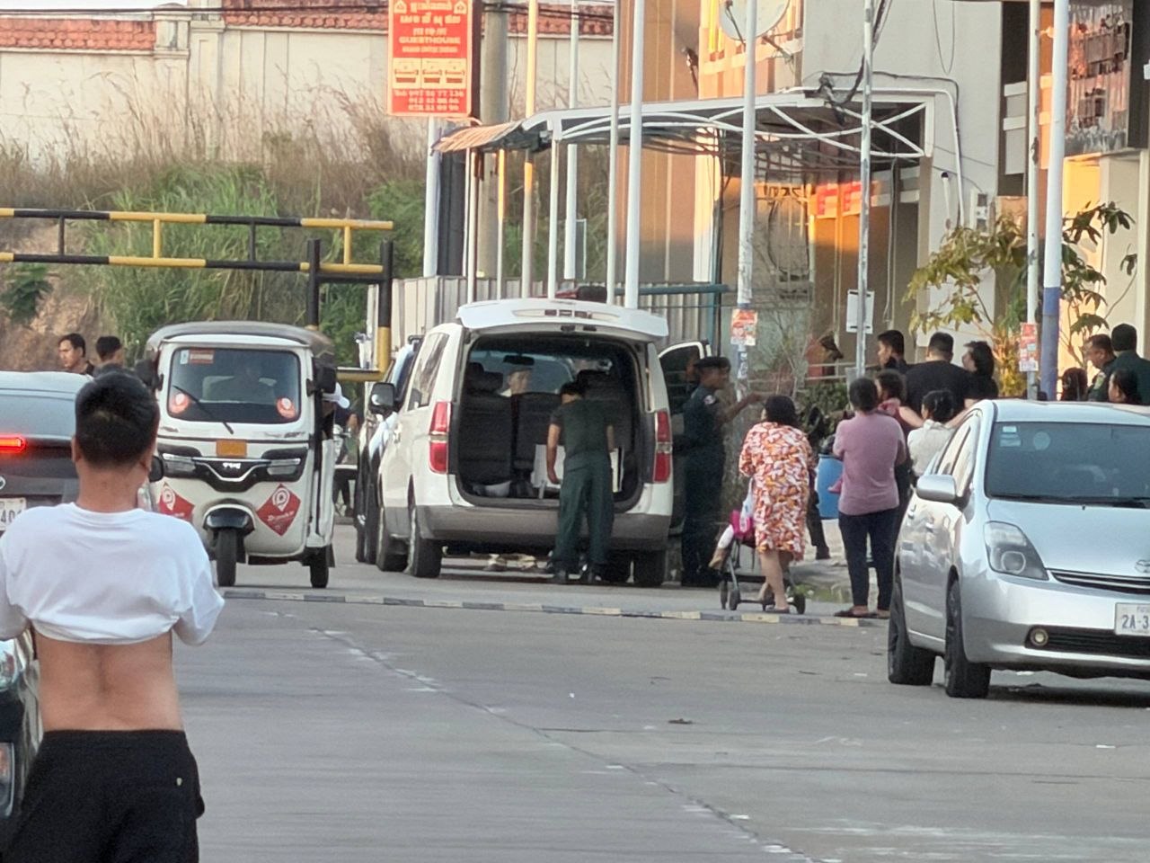 群友爆料:西港上高速对面别墅区,好多好多警察,收的还有电脑,应该是打野的被抓了😂😂😂