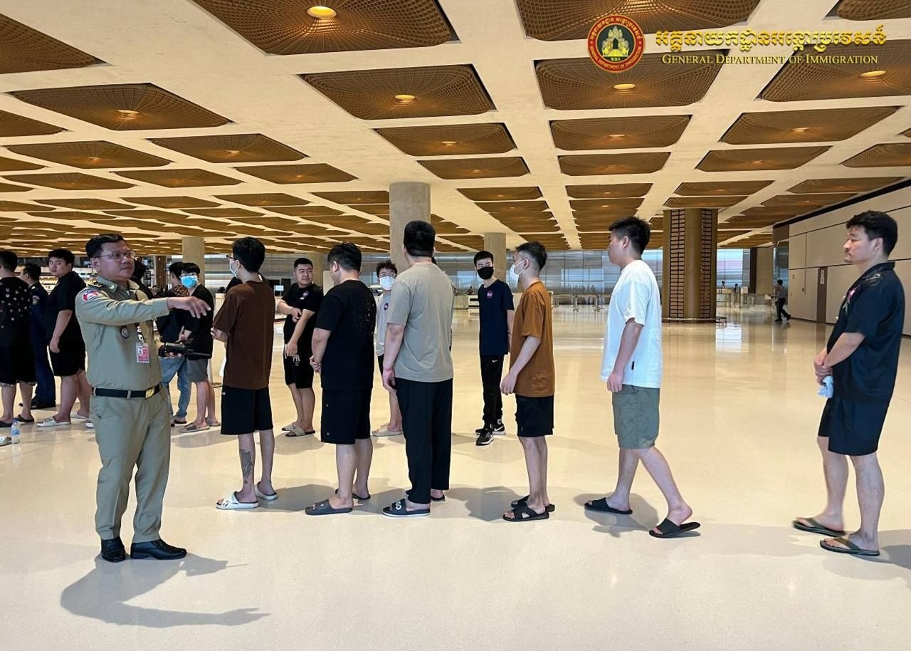 柬埔寨遣返327名中国人